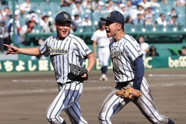プロ顔負けの併殺プレーを完成させた白樺学園の内野陣（写真は、ファースト菊島とショート後藤）。写真：梅月智史（THE DIGEST写真部）