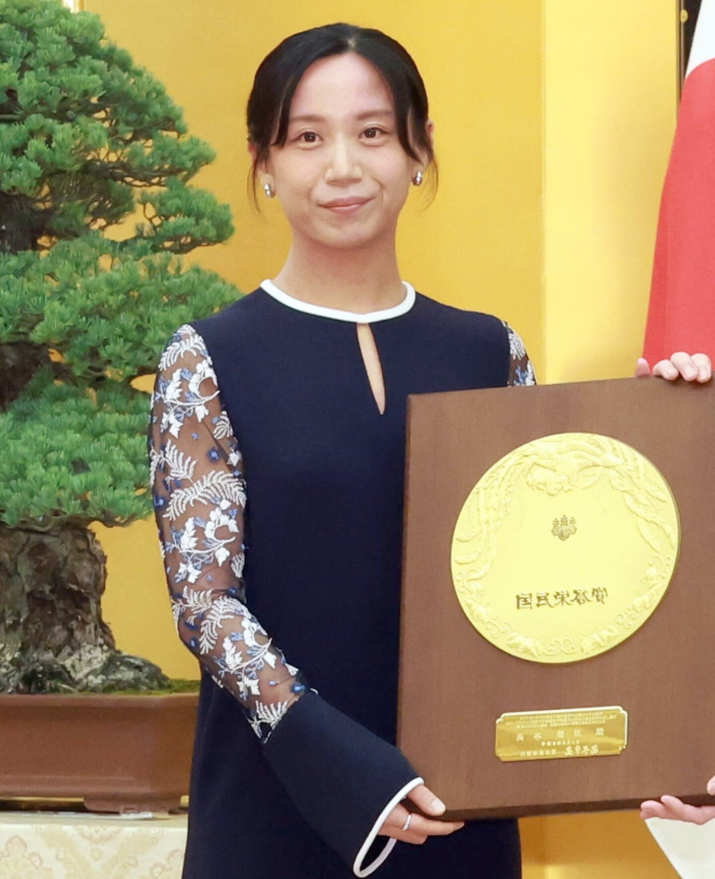 国民栄誉賞の盾を受け取る元スピードスケート女子の高木美帆さん。写真：産経新聞社
