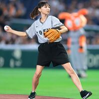 東京ドームで始球式のマウンドに立った望月理恵さん。SNSで「一生忘れません！」と感慨深げに想いを寄せた。写真：産経新聞社