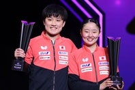 横浜でアベック優勝した張本智和（左）と妹の美和（右）。写真：YUTAKA/アフロスポーツ
