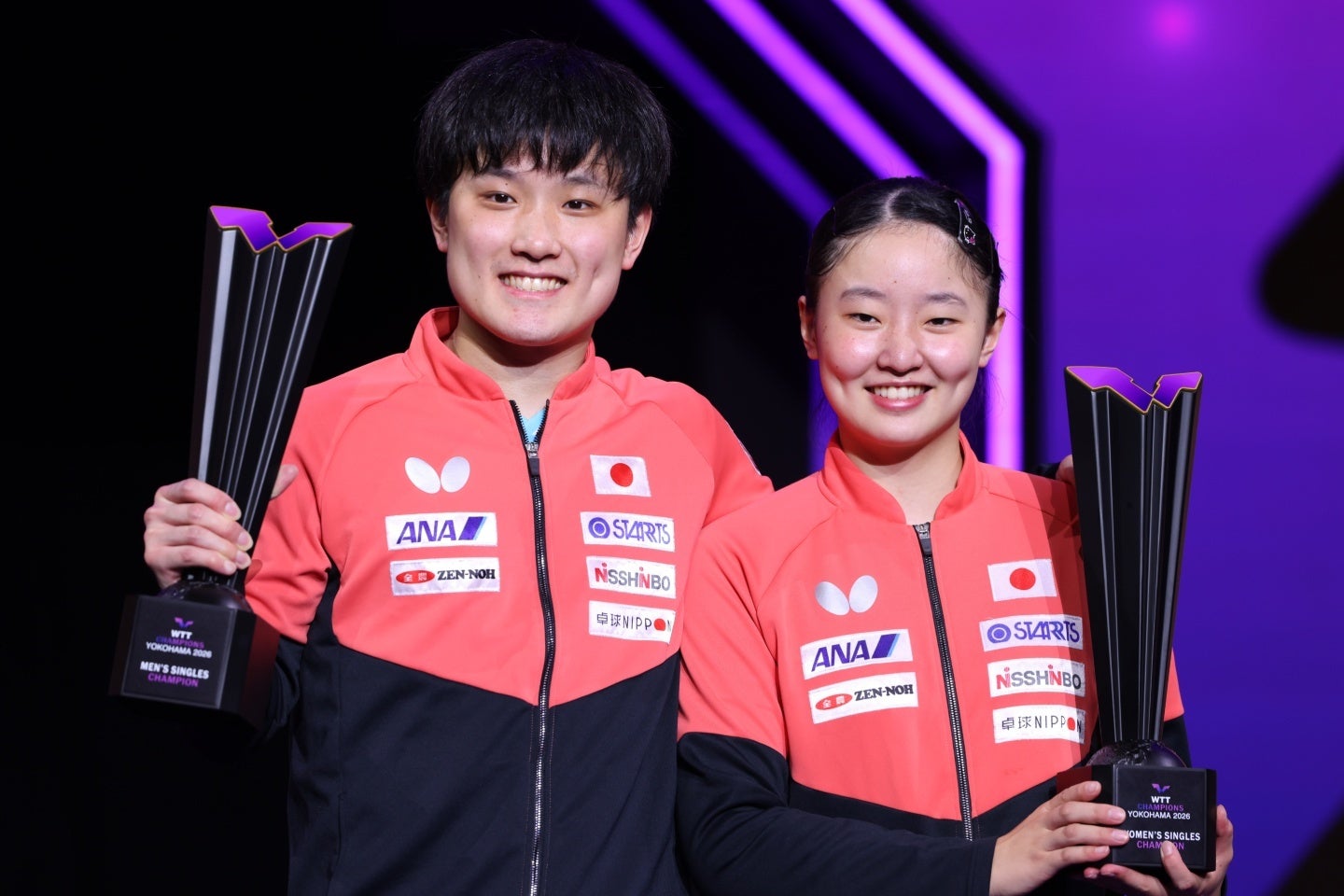 横浜でアベック優勝した張本智和（左）と妹の美和（右）。写真：YUTAKA/アフロスポーツ