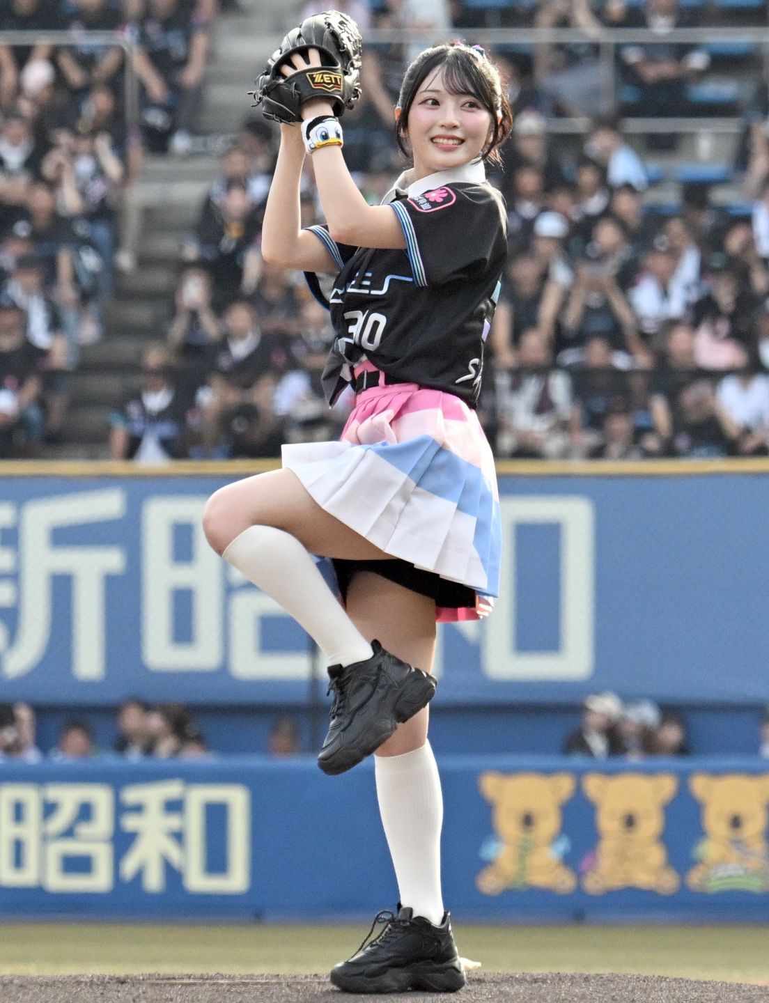ZOZOマリンで待望の大役を担ったAKB48の佐藤綺星さん。ノーバン投球はならずも、可憐な立ち居振る舞いでスタンドを沸かせた。写真：産経新聞社