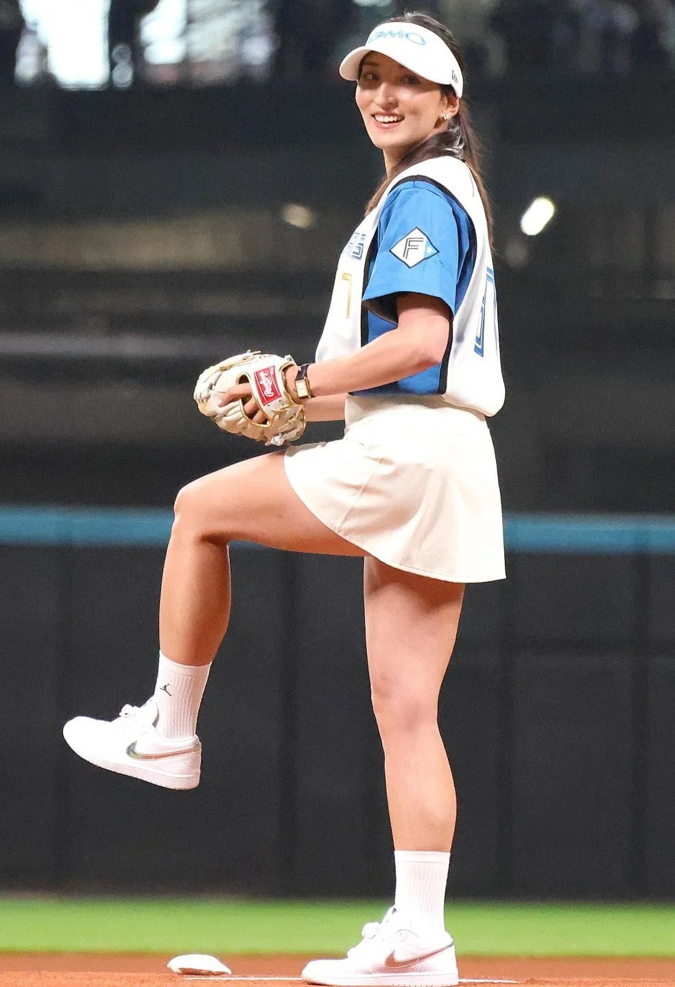 エスコンに登場した女子ゴルファーの脇元。ダイナミックなノーバウンド投球でスタンドを沸かせた。写真：産経新聞社