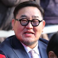 日本とモンゴルを頻繁に行き来している元朝青龍のダグワドルジ氏。今回は夫人と“銀ぶら”を楽しんだようだ。写真：産経新聞社