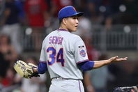メジャー初セーブの記念球を、右翼手ベンジがスタンドに投げ込み。千賀は両腕を広げた後に大笑いした。(C)Getty Images