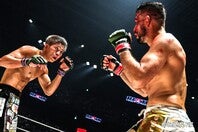 RIZINフェザー級元王者のクレベル・コイケ（右）と対戦した秋元強真。判定とはいえ、文句なしの快勝を収めた。(C)RIZIN FF
