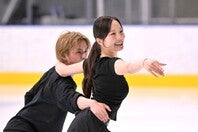 今季よりアイスダンスで現役復帰する本田真凜と宇野昌磨。写真：鈴木颯太朗