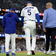 落下後にロバーツ監督らと歩くフリーマン。(C)Getty Images