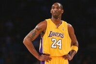 2007年当時、低迷期に陥ったレイカーズで移籍を仄めかしたコビーだが結果的に残留し、その後連覇を達成した。(C)Getty Images