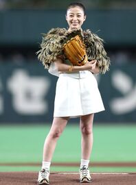可憐にファーストピッチを彩った橋本環奈さん。“ガチ”の巨人ファンとして知られる。写真：産経新聞社
