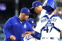 ブルワーズ戦で９回に登板も、１イニングを投げ切れずデーブ・ロバーツ監督（左）にボールを渡すドジャースのディアズ（右）。(C)Getty Images