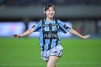 川崎Fの始球式を務めた元日向坂46の富田鈴花さん。写真：金子拓弥（THE DIGEST写真部）