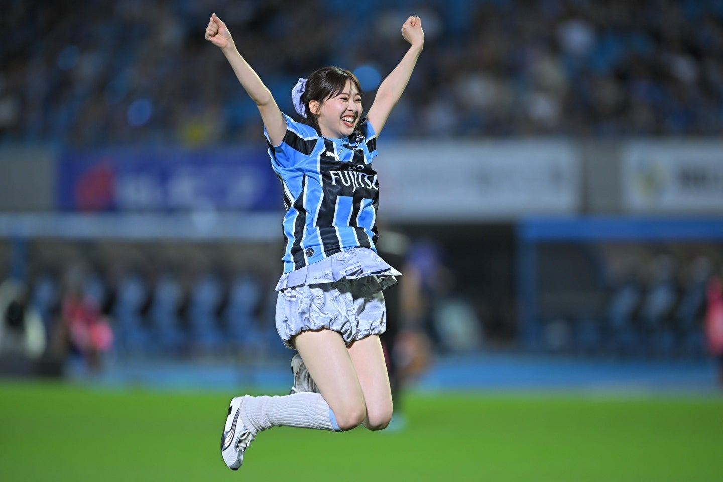 シュートを決めてジャンプして喜ぶ元日向坂46の富田鈴花さん。写真：金子拓弥（THE DIGEST写真部）