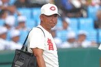 エースに頼り切らない起用でベスト８入りを果たした中谷監督は投手たちを称えた　写真：THE DIGEST写真部