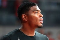 ブースターの子どもへファンサービスを見せた八村。(C)Getty Images