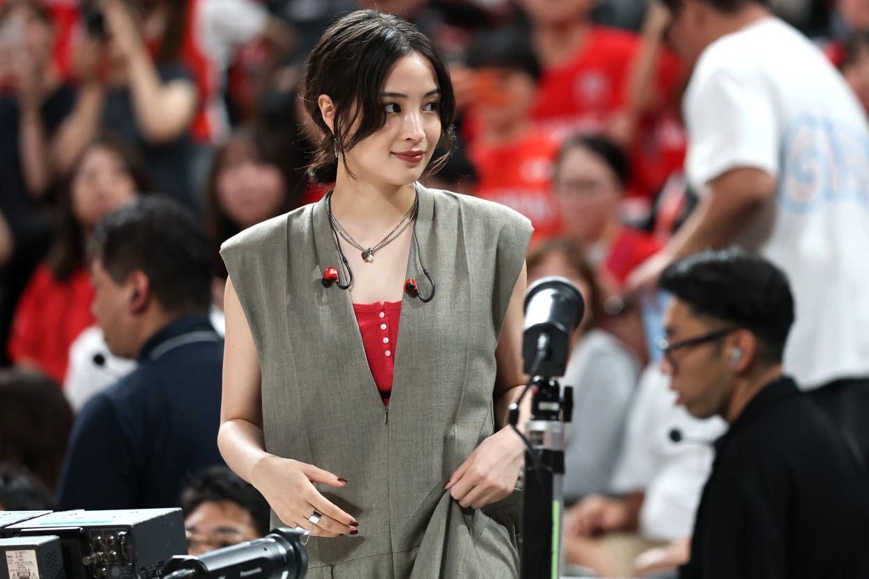 いまやバスケ日本代表戦に欠かせない存在の広瀬さん。この日は八村とのコラボも実現した。(C)Getty Images