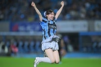 川崎Fのホーム開幕戦の始球式を務めた富田鈴花さん。写真：金子拓弥（THE DIGEST写真部）