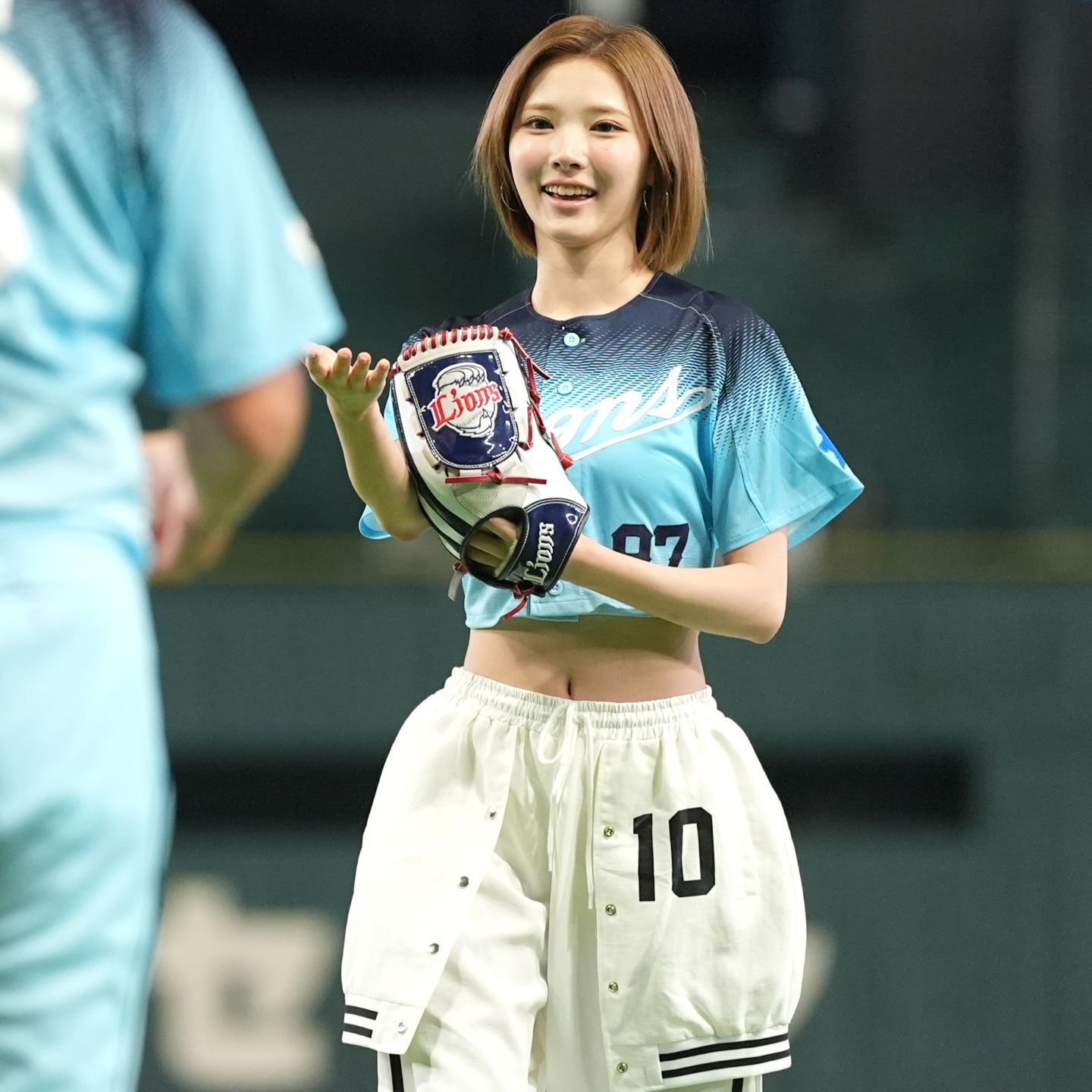 西武戦の始球式に登場した「Hearts2Hearts」のジウさん。投球はワンバウンドも「100点です！」と自己採点した。写真：球団提供