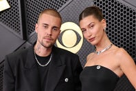 ドジャー・スタジアムに現れたジャスティン・ビーバーさんと妻ヘイリー・ビーバーさん。(C)Getty Images