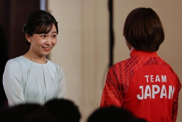 アジア大会のTEAM JAPAN 結団式終了時に佳子さま（左）にお声をかけられた藤波（右）。写真：梅月智史（THE DIGEST写真部）