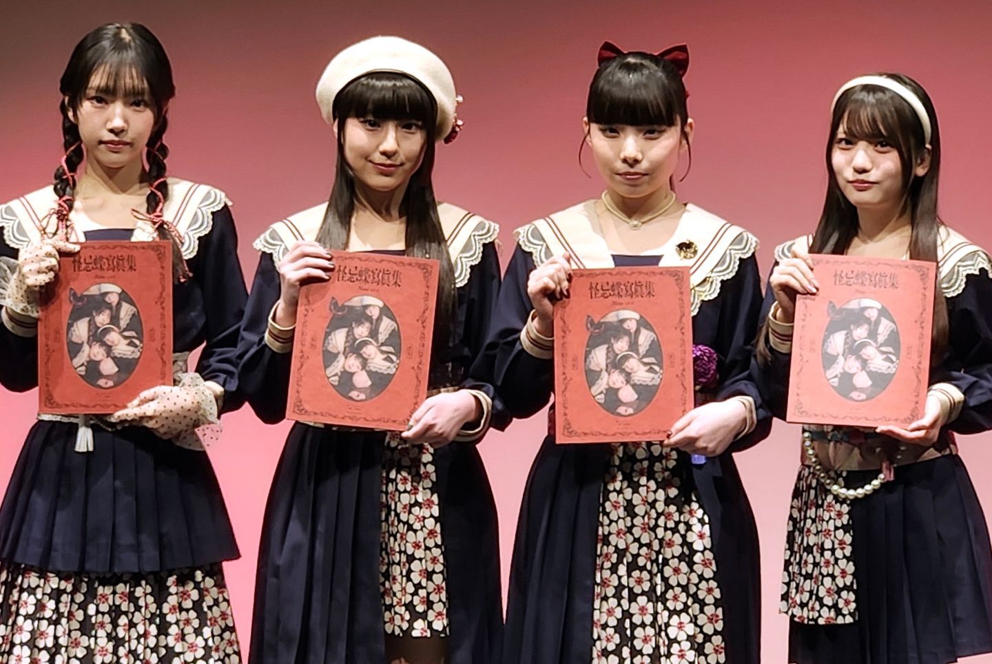 エスコンフィールドの日本ハム対ソフトバンク戦に登場した「ファントムシータ」。美雨さん（左端）がファーストピッチを務めた。写真：産経新聞社