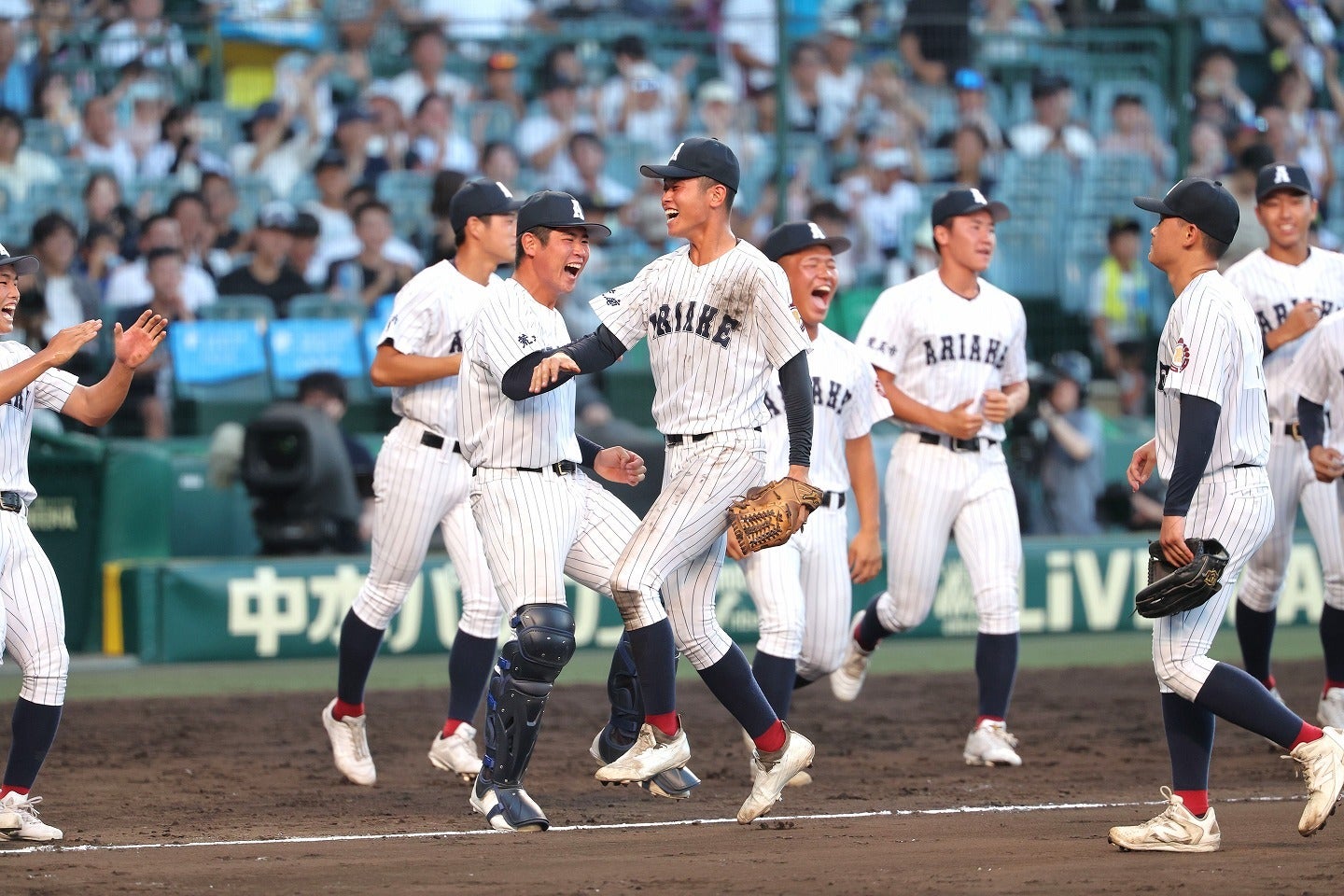 初出場でベスト８進出を果たした有明ナイン。写真：梅月智史（THE DIGEST写真部）