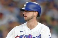 ファンからスタンディングオベーションを受けたタッカー。(C)Getty Images