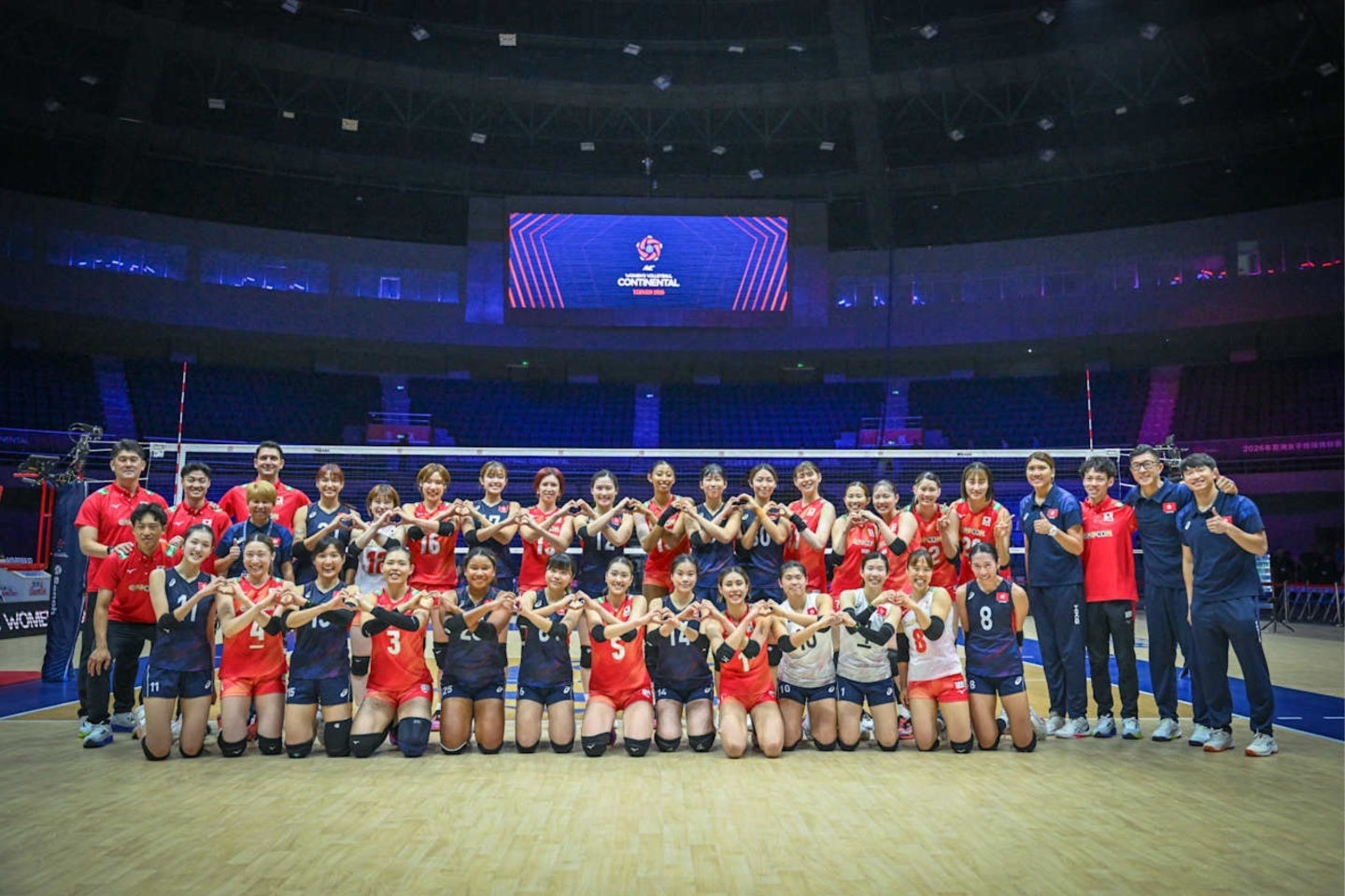 試合後、日本と香港の選手は交互に輪を作って記念撮影に収まった。(C)Volleyball World
