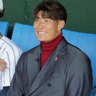日ハムOBの糸井氏が“きつねダンス”に挑戦した。写真：スポーツ報知/アフロ