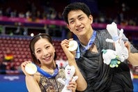婚約を発表した三浦（左）と木原（右）。(C)Getty Images