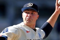 ドジャース移籍後初勝利を収めたスクーバル。(C)Getty Images