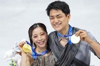木原さん（右）との婚約を発表した三浦さん（左）。(C)Getty Images