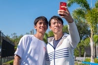 全日本ジュニアでの「フェアプレー賞」をきっかけに、IMGアカデミー遠征や錦織圭（右）との出会いを経験した高妻蘭丸（左）。テニスを通じて学んだことや、これからの進路について明かした。写真：FR財団