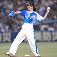 福島出身の松井愛莉さんがバンテリンＤに登場。可憐なファッションも観衆の注目を集めた。写真：産経新聞社