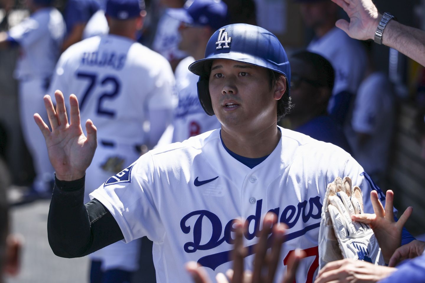 １番・指名打者で先発出場した大谷。先制のホームを踏み、チームメイトとハイタッチ。(C) Getty Images