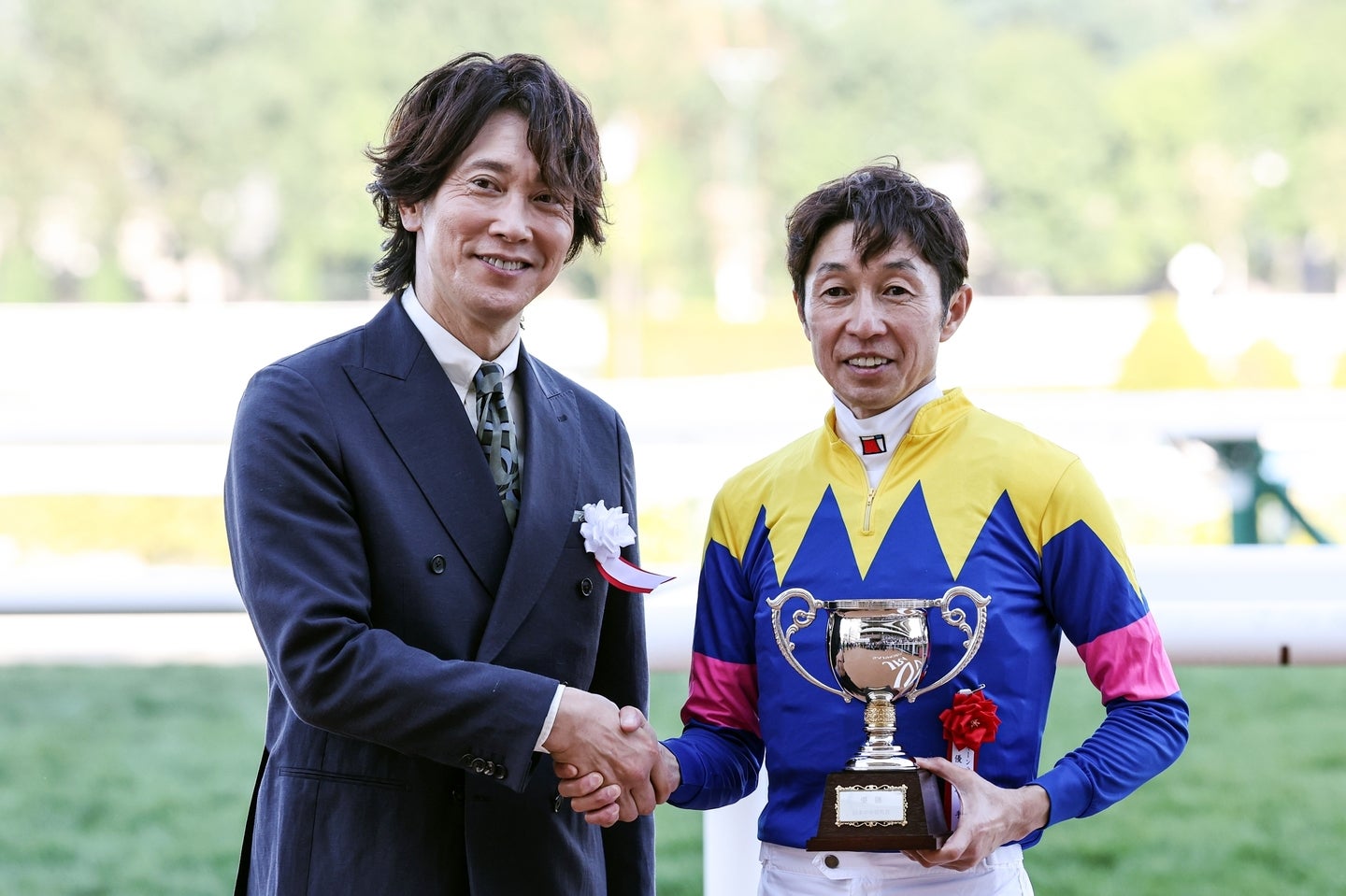 表彰式のプレゼンターを務めた俳優・佐々木蔵之介さんと武豊騎手。写真：産経新聞社