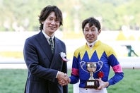 表彰式のプレゼンターを務めた俳優・佐々木蔵之介さんと武豊騎手。写真：産経新聞社