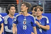 北中米W杯のオランダ戦で同点弾を演出した小川（中）。写真：金子拓弥（THE DIGEST写真部／JMPA代表撮影）