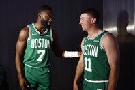 プリチャード(右)が今夏に退団したブラウン(左)について語った。(C)Getty Images