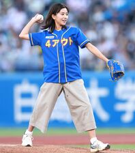 神宮の始球式に登場した黒島結菜さん。素早いモーションから見事に“ノーバン”を決めた。写真：産経新聞社