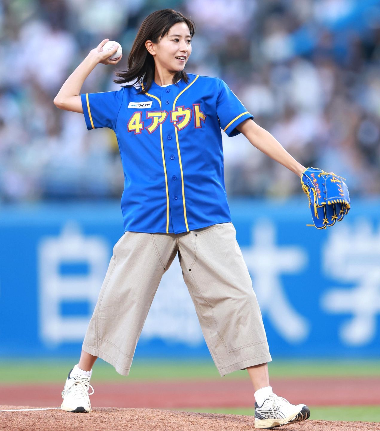 神宮の始球式に登場した黒島結菜さん。素早いモーションから見事に“ノーバン”を決めた。写真：産経新聞社
