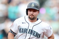４打席連続の18号２ランを放ったマリナーズのローリー。(C) Getty Images