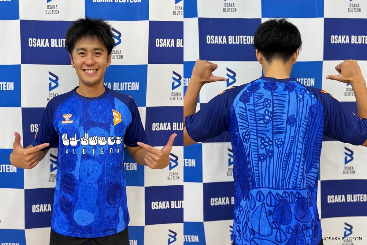 パラアートシャツを着用する中村駿介選手。