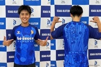 パラアートシャツを着用する中村駿介選手。