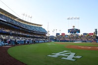 ドジャー・スタジアムに現れた大物歌手姉妹が話題を集めている。(C)Getty Images