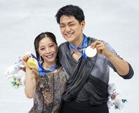 婚約を発表したりくりゅう。(C)Getty Images