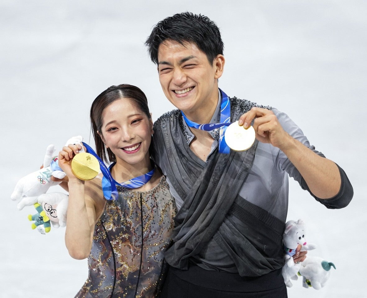 婚約を発表したりくりゅう。(C)Getty Images