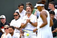 負傷により戦列を離れる選手が続出している原因について、名指導者として知られるムラトグル氏（写真中央）が独自の視点から分析した。(C)getty Images