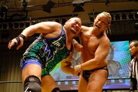 リング上で死闘を繰り広げた入江（左）と渡瀬（右）。魂のこもった一戦となった。写真:橋本宗洋