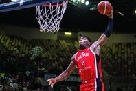 速攻でダンクを叩き込む八村。試合を通じて抜群の決定力を発揮し、日本を快勝に導いた。(C)FIBA